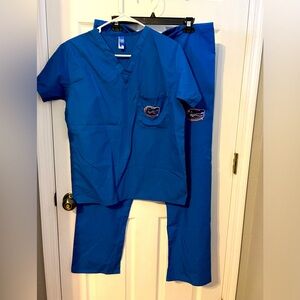 NEW no tag, Ladies XS University of Florida Gator scrub top and pants.